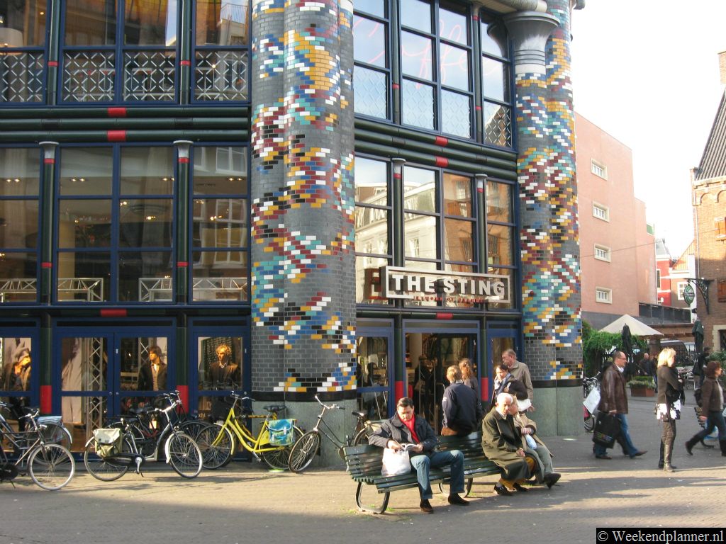 Dit kleurrijke gebouw aan de Dagelijkse Groenmarkt wordt de Snoeptrommel genoemd. Er is een vestiging van de modewinkel The Sting in gevestigd.